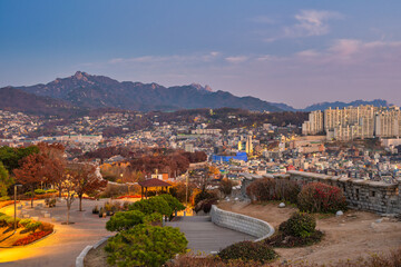 Fototapeta na wymiar Seoul South Korea, city skyline at Seoul city center view from Naksan Park in autumn