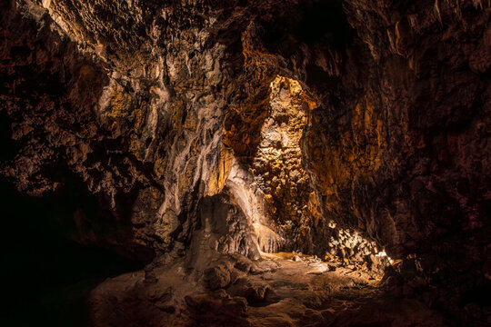 Tropfsteinh&ouml;hle Schulerloch bei Essing