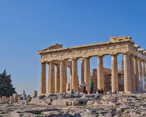 Foto op Plexiglas Tourists in front of Parthenon ancient temple east facade under a bright blue sky. Travel to Athens, Greece. © Dimitrios
