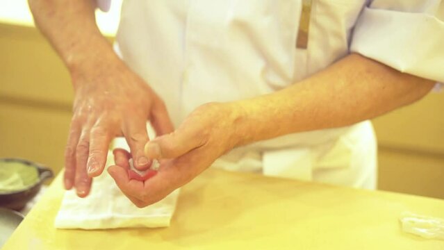 寿司職人の仕事｜鮪の赤身を握る