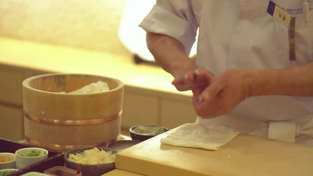 寿司職人の仕事｜烏賊の鮨を握る