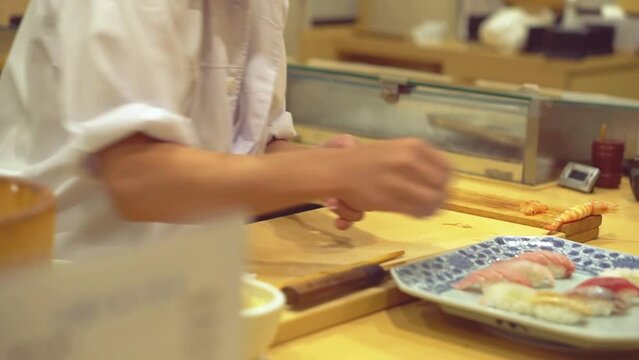 寿司職人の仕事｜鮨を握る