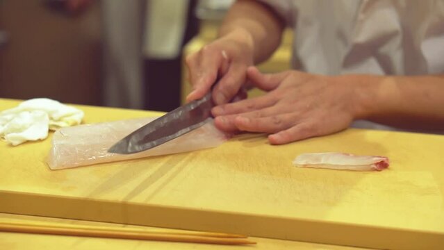 寿司職人の仕事｜寿司ネタを切る