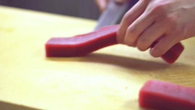 寿司職人の仕事｜鮪の赤身を包丁で切る