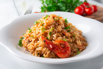 Piatto di risotto con pomodoro e gamberetti, cibo italiano 