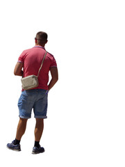 Vue de dos d’un homme d’environ 30 ans immobile en été, regardant son téléphone portable,...