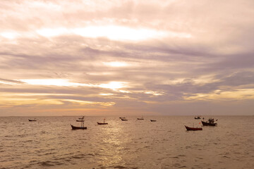 Fototapeta premium Beautiful landscape sunset above the sea