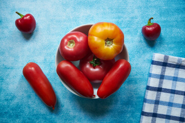 pomidory i papryki na stole 