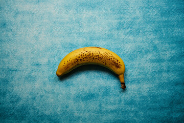 banan na niebieskim stole 