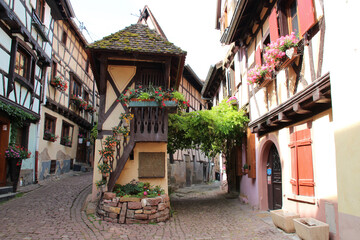 Fototapeta na wymiar alleys and half-timbered houses in eguisheim in alsace (france)