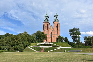 Bazylika Prymasowska Sanktuarium św. Wojciecha, XI-wieczna gotycka katedra z bliźniaczymi...