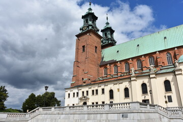 Naklejka premium Bazylika Prymasowska Sanktuarium św. Wojciecha, XI-wieczna gotycka katedra z bliźniaczymi wieżami, miejsce koronacji polskich królów. Gniezno, Polska,