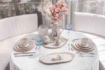 Elegant opulence in every detail: a unique antique Rosenthal table service, a testament to timeless beauty. 100 years of history in every cup