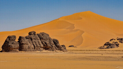 Sand dunes in Algeria Sahara desert  - obrazy, fototapety, plakaty