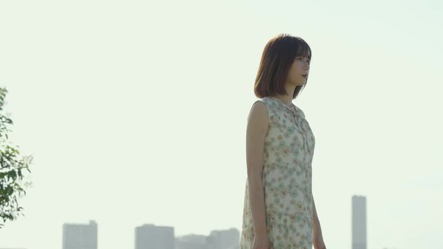 リラックスした表情で散歩する若い女性