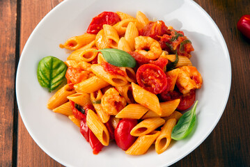 Piatto di pasta con deliziosa salsa di gamberetti e pomodorini, cibo italiano 