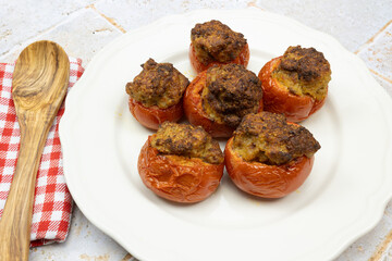 assiette de tomates farcies, en gros plan