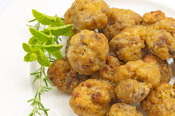 boulettes de viande de poulet cuites, en gros plan	