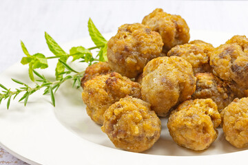 boulettes de viande de poulet cuites, en gros plan	