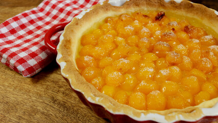 tarte à la mirabelle, en gros plan, sur une table	