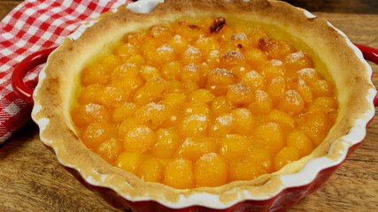 tarte à la mirabelle, en gros plan, sur une table	