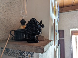Lampada a olio con pigna su mensola © luckytom
