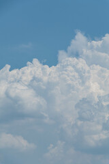 晴れた夏NO日と白い雲