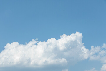 晴れた夏NO日と白い雲