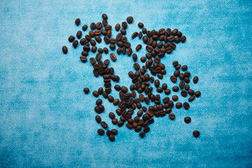Naklejka premium ziarna kawy na niebieskim tle 