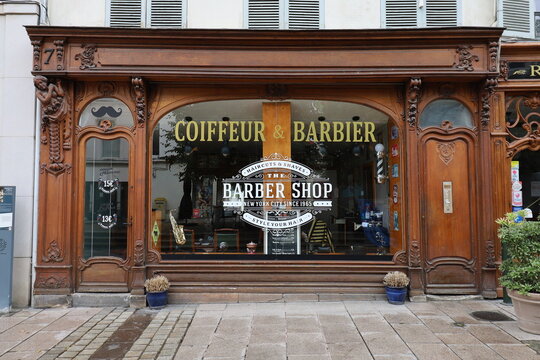Boutique de coiffeur et barbier "Barber Shop", vue de l'ext&eacute;rieur, ville de Dreux, d&eacute;partement de l'Eure et Loir, France