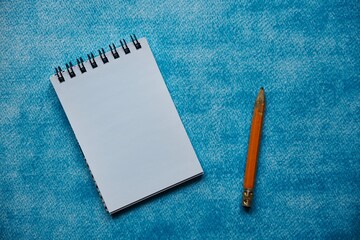 notes i ołówek na niebieskim tle 
