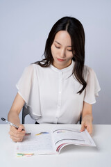 資格取得の勉強　女性