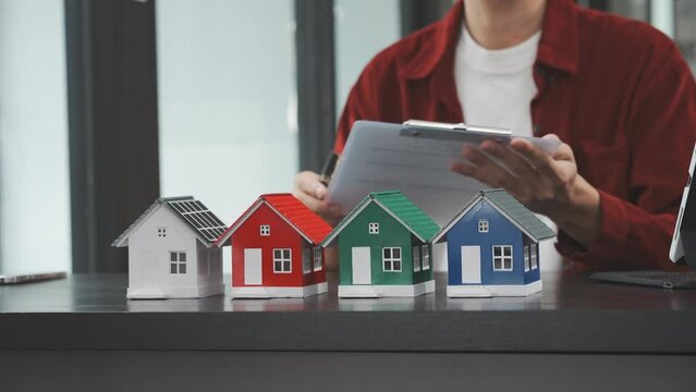 Young Korean male realtor suggest How to choose the right real estate agent, Compare real estate agents online. Get referrals Check out the local housing market yourself. Clarify your sales motive.