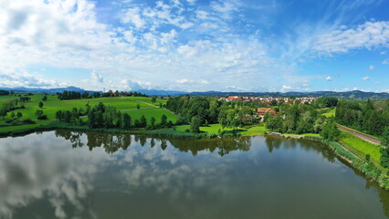Luftbild vom Bachtelweiher bei Kempten mit Blick auf die Allgäuer Alpen. Sankt Mang, Kempten, Bayern, Deutschland.