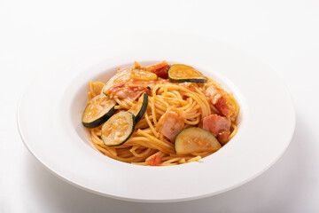トマトソースのズッキーニとベーコンのパスタ
