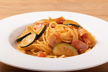 トマトソースのズッキーニとベーコンのパスタ