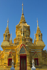 Naklejka premium golden pagoda in wat ka maed chomthong