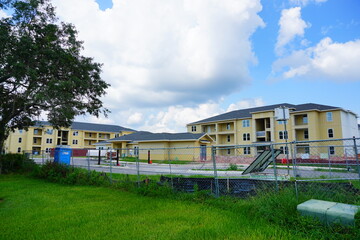 Fototapeta na wymiar Tampa, FL USA - 08 10 2023: an apartment construction site 