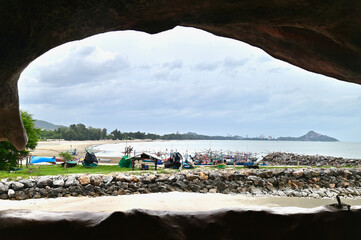 Obraz premium View of Tropical Beach Through Wat Tham Khao Tao Cave