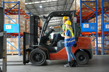 Naklejka premium Storehouse workers are checking stock and inventory in retail warehouse. Business factory industry concept.