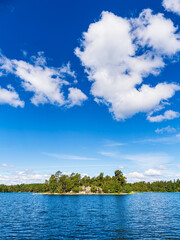 Ostseek&uuml;ste mit Felsen und B&auml;umen im Sch&auml;rengarten vor V&auml;stervik in Schweden