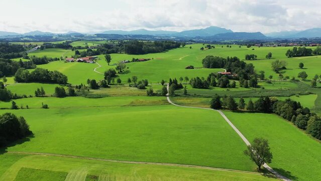 Luftaufnahme vom Bachtelweiher bei Kempten mit Blick auf die Allgäuer Alpen. Sankt Mang, Kempten, Bayern, Deutschland.