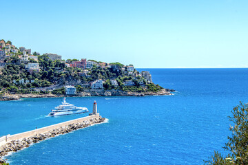 Panorama avec un yacht quittant le port Lympia à Nice sur la Côte d'Azur depuis la colline du château