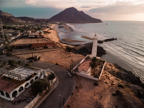 Imagen a&eacute;rea de desierto junto al mar y un faro en San Felipe, Baja California, M&eacute;xico