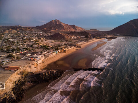 Imagen aérea del amanecer en un desierto junto al mar en San Felipe, Baja California, México