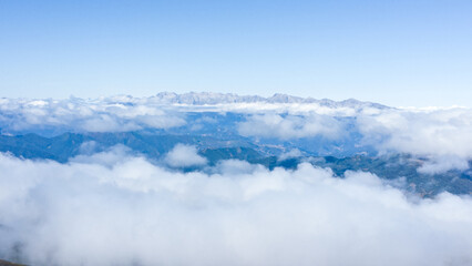 Visualizando un mar de nubes en plena montaña