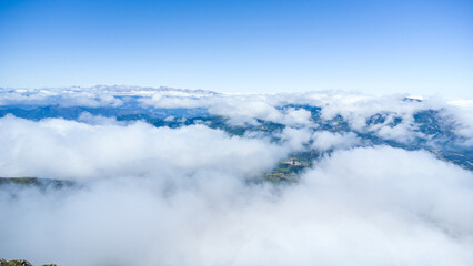 Visualizando un mar de nubes en plena montaña
