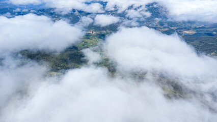Visualizando un mar de nubes en plena montaña