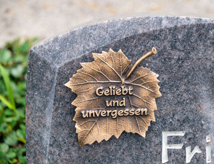 Geliebt und unvergessen Spruch auf einem Bronzeblatt