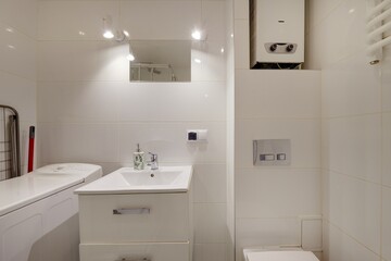 Fototapeta na wymiar jasna biała łazienka